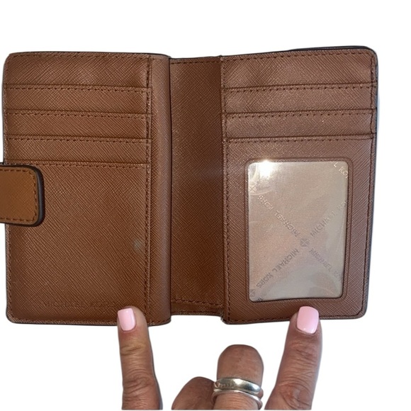 Michael Kors Beige Monogram jet set bifold Wallet with Gold Hardware No Callouts - Picture 5 of 12